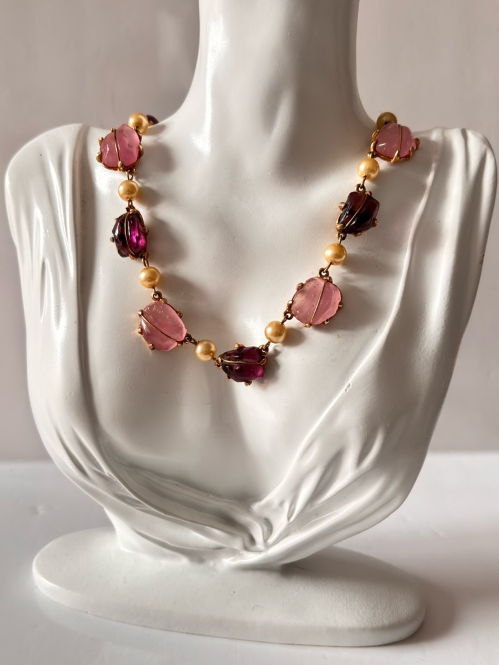 🦋2/25$ vintage pink and purple translucent stones interspersed with faux pearls.